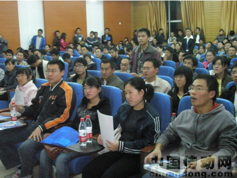 哈工大宣講現(xiàn)場(chǎng)，學(xué)生正在提問(wèn)，反響強(qiáng)烈