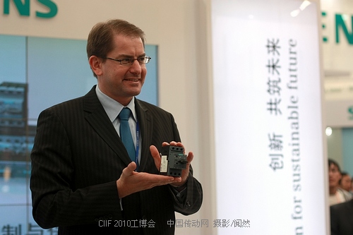 中國(guó)傳動(dòng)網(wǎng)：CIIF2010工博會(huì)西門子吳和樂博士展示西門子新一代SIRIUS