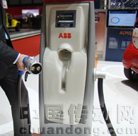 ABB“直流快速充電站”可以為高至100千瓦的電動車快速充電,不到10分鐘的充電時間，即可保證車輛續(xù)航100公里以上。該設(shè)備預(yù)計在不久以后上市。