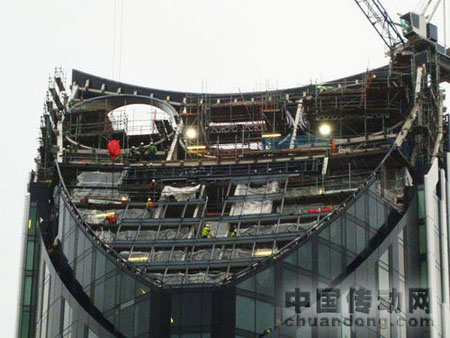整個大廈高約148米，其頂部將安裝三座風力渦輪發(fā)電機，屆時將可以為整幢建筑提供約8%的能源。