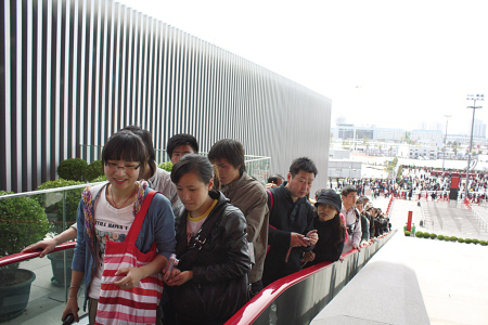 乘坐自動扶梯，游客興高采烈地進(jìn)入中國國家館