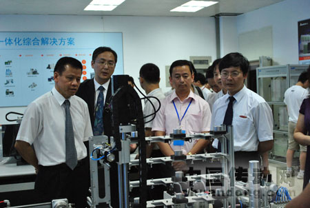 中達(dá)電通機(jī)電事業(yè)部營(yíng)銷總監(jiān)張紹坤先生向廈門詹滄洲副市長(zhǎng)介紹臺(tái)達(dá)自動(dòng)化