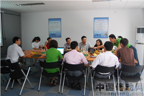 三晶公司向與會領(lǐng)導展示最新研發(fā)產(chǎn)品