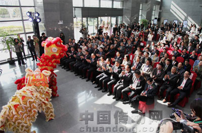 臺(tái)達(dá)上海運(yùn)營(yíng)中心暨研發(fā)大樓開(kāi)幕典禮，祥獅獻(xiàn)瑞表演，全場(chǎng)兩百位賓客鼓掌叫好