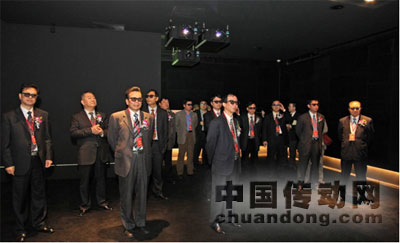 出席典禮的領(lǐng)導(dǎo)賓客一同觀摩臺(tái)達(dá)的3D影院