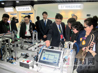 媒體參觀中達(dá)電通展廳內(nèi)的自動(dòng)化動(dòng)態(tài)展品