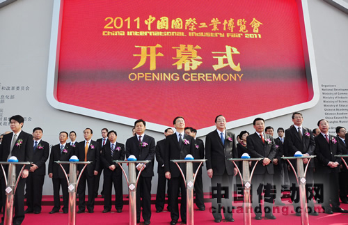 歐姆龍大場(chǎng)總裁(左四)出席工博會(huì)開(kāi)幕式