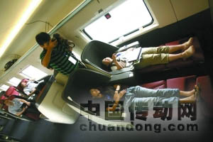 昨日，媒體記者們踏上京滬高鐵體驗之旅，商務座車廂坐椅可以“變形”，乘客可以躺著。