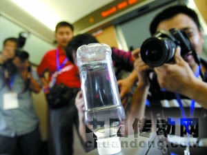 列車時速達到300公里以上，倒立的礦泉水瓶不倒。