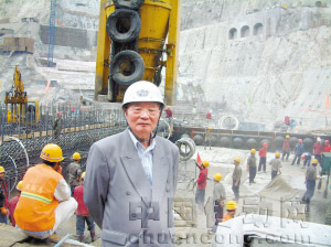 2006年4月，潘家錚院士在小灣水電站考察。