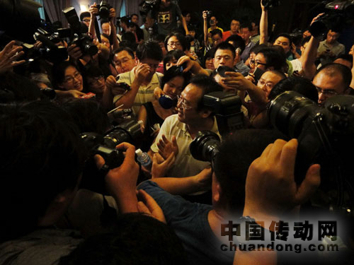 發(fā)布會結(jié)束后，鐵道部新聞發(fā)言人被記者包圍