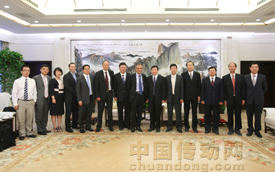 施耐德電氣集團(tuán)總裁兼首席執(zhí)行官趙國(guó)華與陜西省委常委、常務(wù)副省長(zhǎng)婁勤儉等政府領(lǐng)導(dǎo)合影