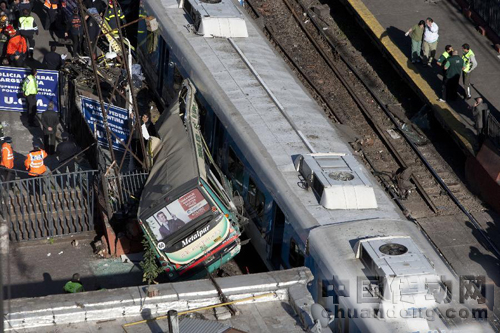 阿根廷城鐵列車和公交車相撞致百人受傷9月13日，在阿根廷首都布宜諾斯艾利斯，救援人員在城鐵列車和公交車相撞事故現(xiàn)場(chǎng)忙碌。