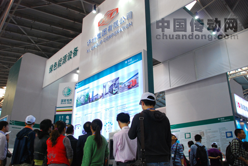 參展人員關(guān)注許繼電動汽車充換電站