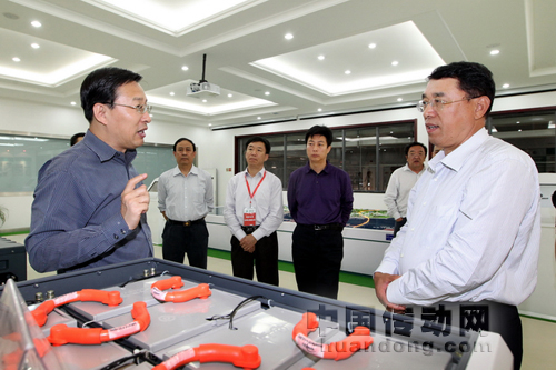 山東電力集團(tuán)總經(jīng)理李同智在展廳向史玉波副主席介紹電動(dòng)公交車動(dòng)力電池的性能特點(diǎn)