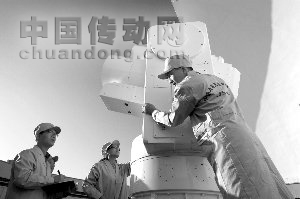 酒泉衛(wèi)星發(fā)射中心指揮控制站技術(shù)人員正在維護(hù)光測設(shè)備