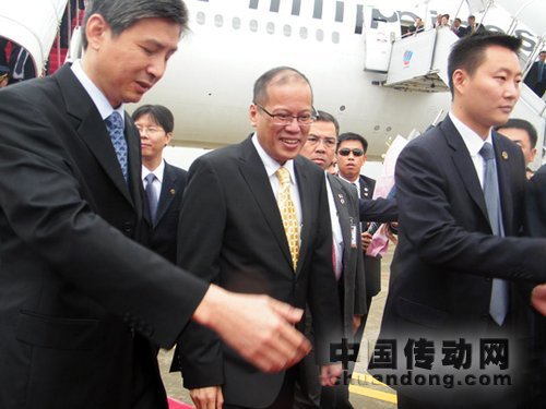 9月3日，菲律賓總統(tǒng)貝尼尼奧·阿基諾三世（圖中）乘專機(jī)飛抵廈門高崎機(jī)場，開始在福建的“追溯祖輩足跡”之旅。