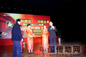江蘇省經(jīng)信委副主任龔懷進(jìn)（右一），南京大學(xué)商學(xué)院常務(wù)副院長、