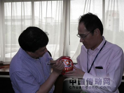 姚毅博士代表凌云與夏普公司總經(jīng)理筒井正治先生共同添加日本達(dá)摩不倒翁“點(diǎn)睛之筆”