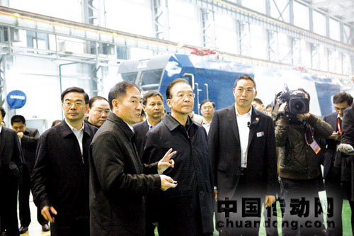 圖為中國(guó)南車董事長(zhǎng)趙小剛向溫家寶總理匯報(bào)公司安全質(zhì)量生產(chǎn)情況。
