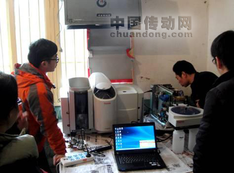 賽默飛技術(shù)服務(wù)工程師與分析人員在新圩臨時搭建的實(shí)驗室安裝和調(diào)試iCE3500原子吸收光譜儀