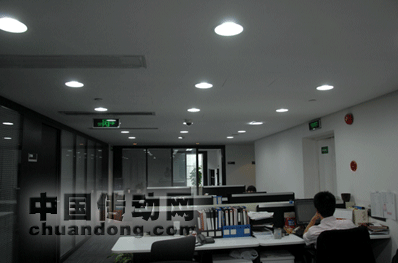  圖1：未更換LED燈具的辦公室， 亮度不夠，影響視力與工作效率。