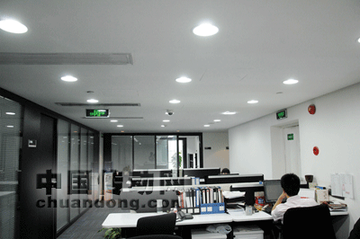 圖2：更換LED燈具后的辦公室， 亮度提高，保護(hù)視力并提升了工作效率。