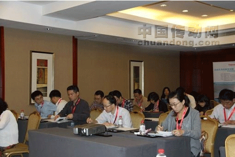 與會(huì)人員認(rèn)真聽(tīng)取產(chǎn)品介紹并作筆記